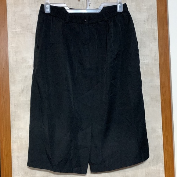 Requirements women’s black skirt size 18 - Picture 2 of 4